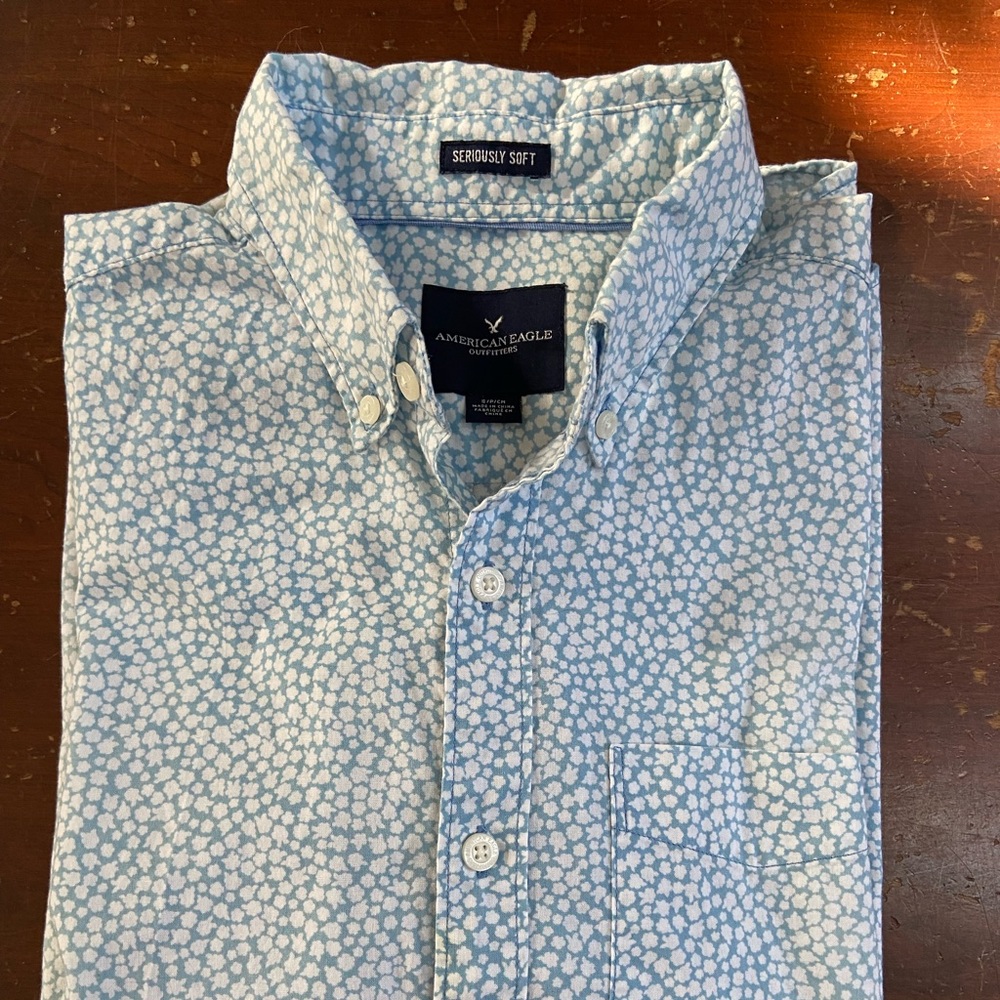 American Eagle 🦅 Mens patterned size small Button down Light blue